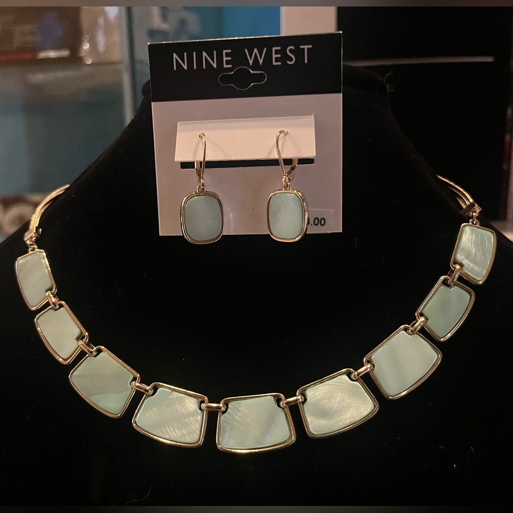Nine West Womens Necklace And Earring Matching Set 30$